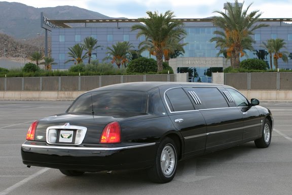 Limusina Ford Lincoln 75 Negra de Alquiler con Conductor VTC