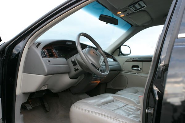 Limusina Ford Lincoln 75 Negra de Alquiler con Conductor VTC