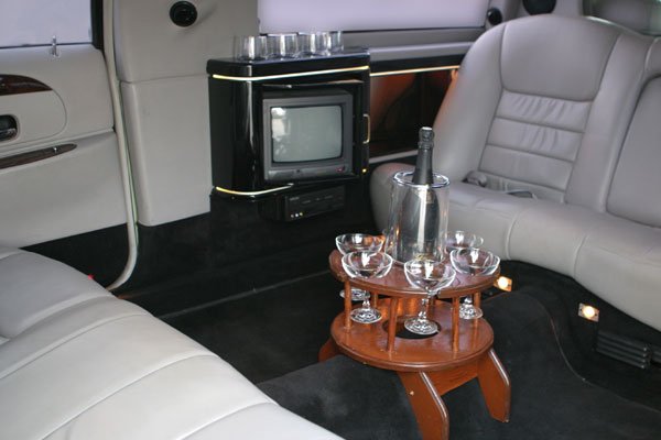 Limusina Ford Lincoln 75 Negra de Alquiler con Conductor VTC