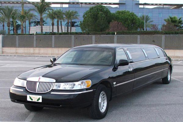 Limousine Ford Lincoln 120 Blackwith driver VTC