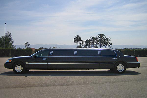 Limousine Ford Lincoln 120 Blackwith driver VTC