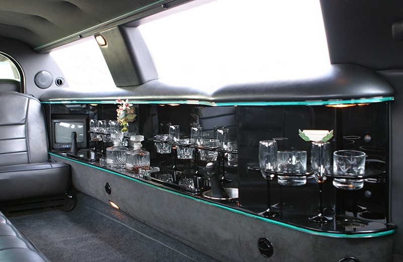 Ford Lincoln 120 Limousine White Rental with Driver VTC